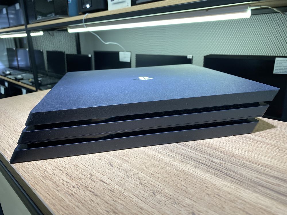 Sony PlayStation 4 Pro, 1 ТB, 2 джойстика, есть игры, 10505/A10