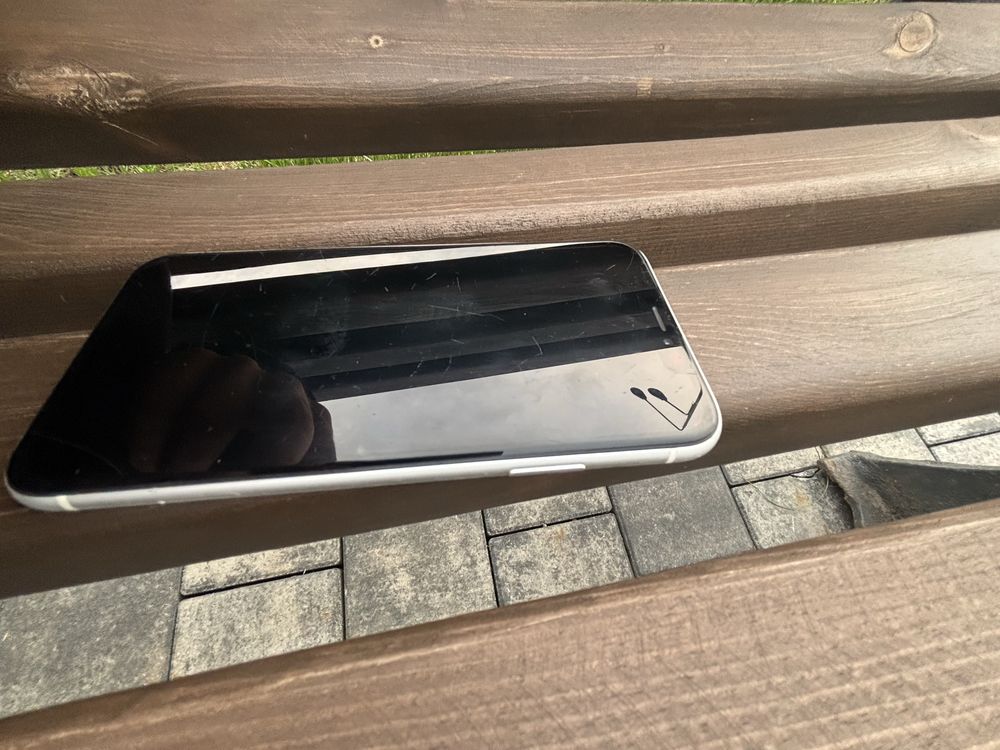 Продам iPhone XR