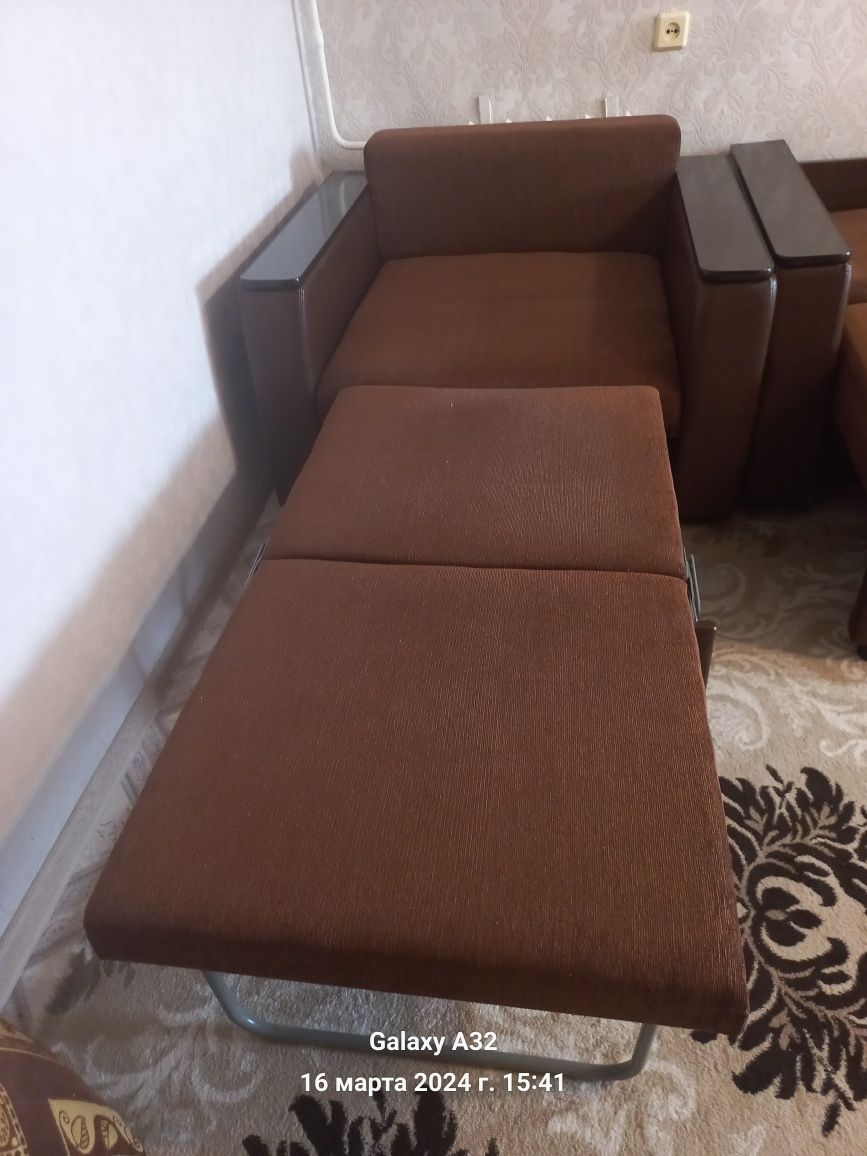 Срочно продам мягкую мебель 3+2+1.