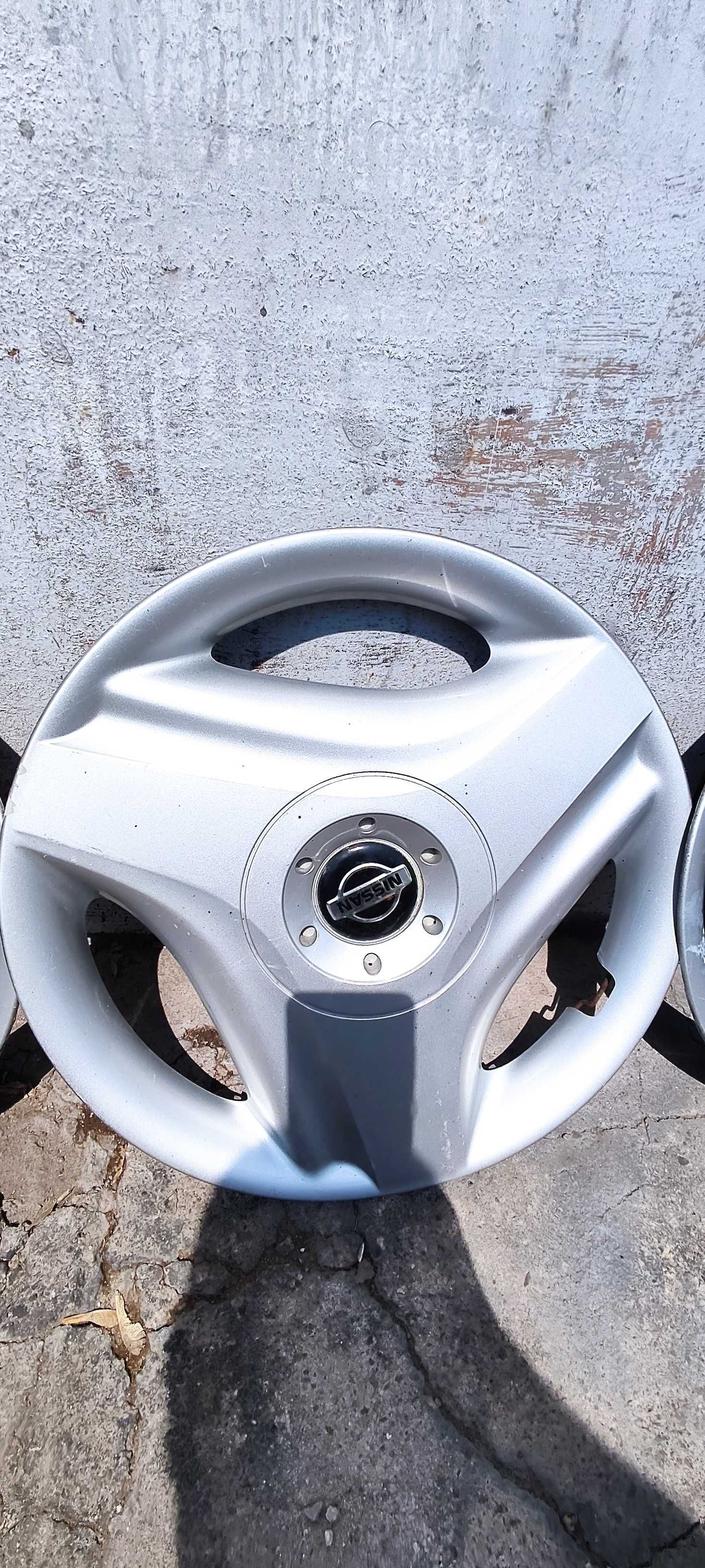 Два колпака на Nissan Almera Tino