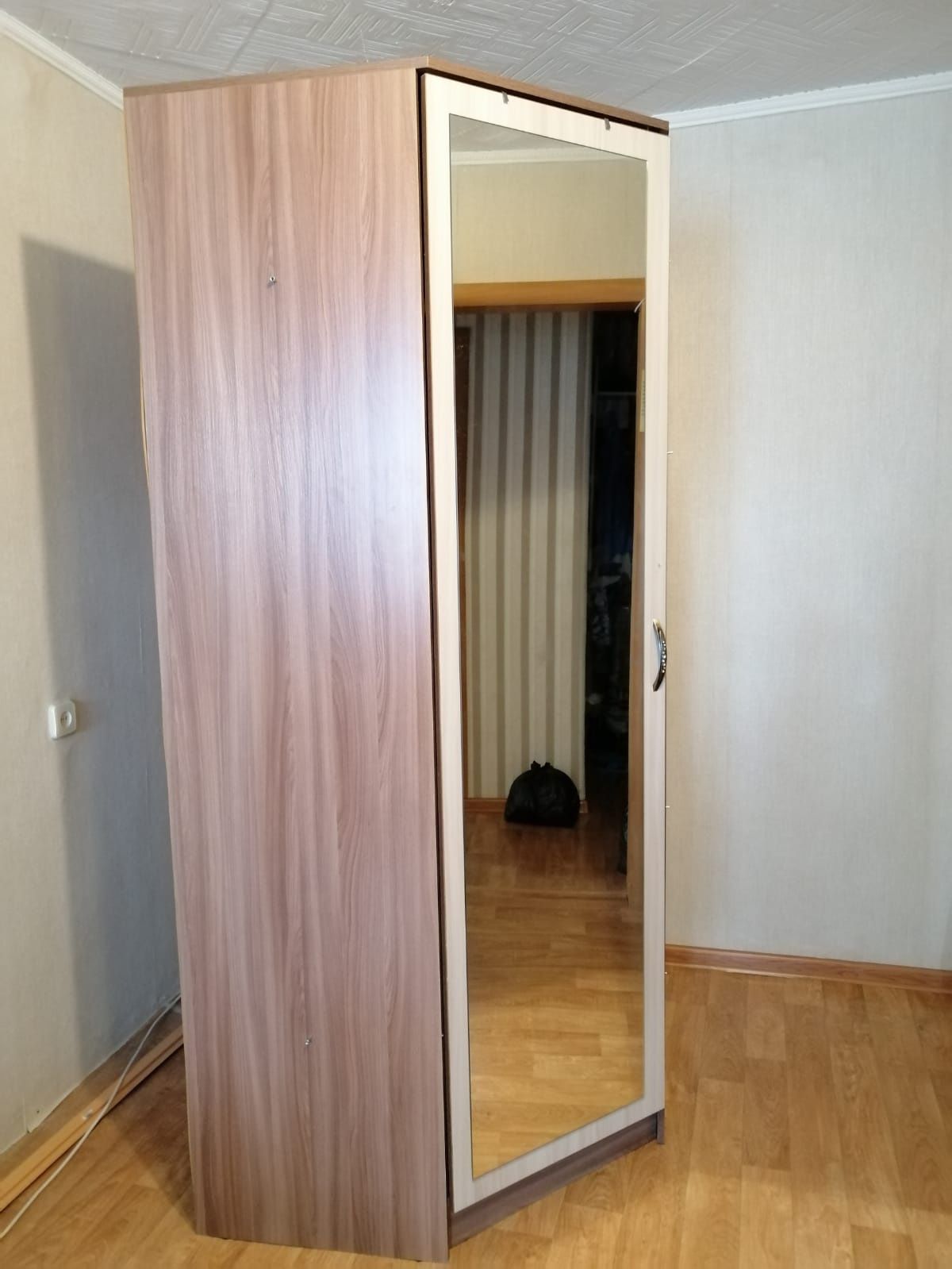 Продам угловой шкаф. Уже разобрал. Состояние идеальное.