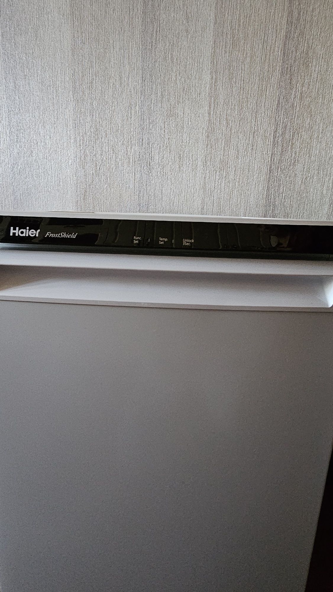 Морозильная камера Haier HF-82WAA, объем 82 литра.