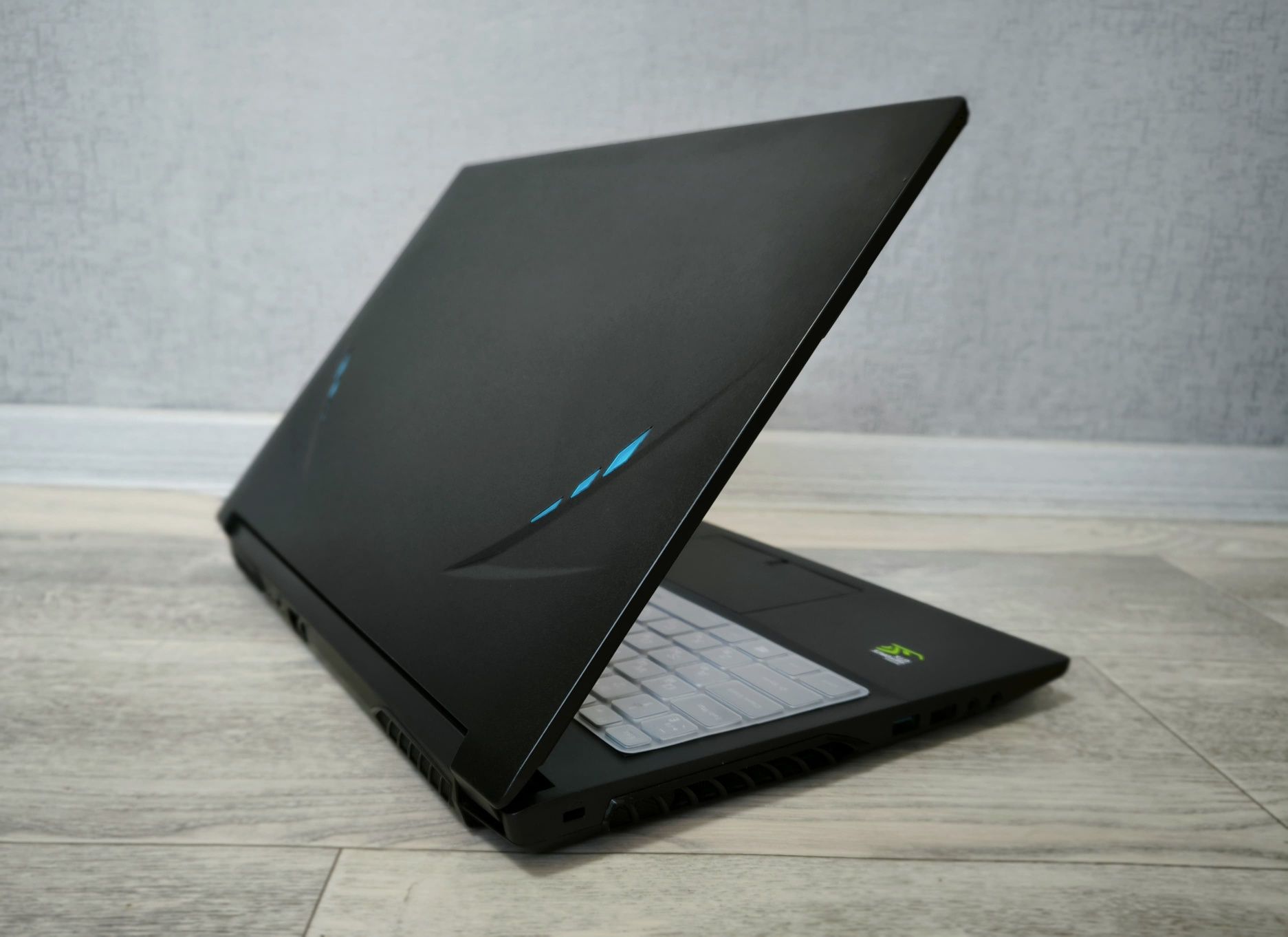 Игровой ноутбук (I5 9300H) (1660ti) (500GB HDD) (32GB ОЗУ)