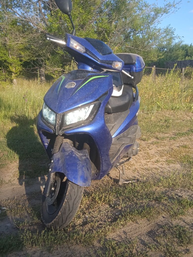Скутер 125сс на полном ходу