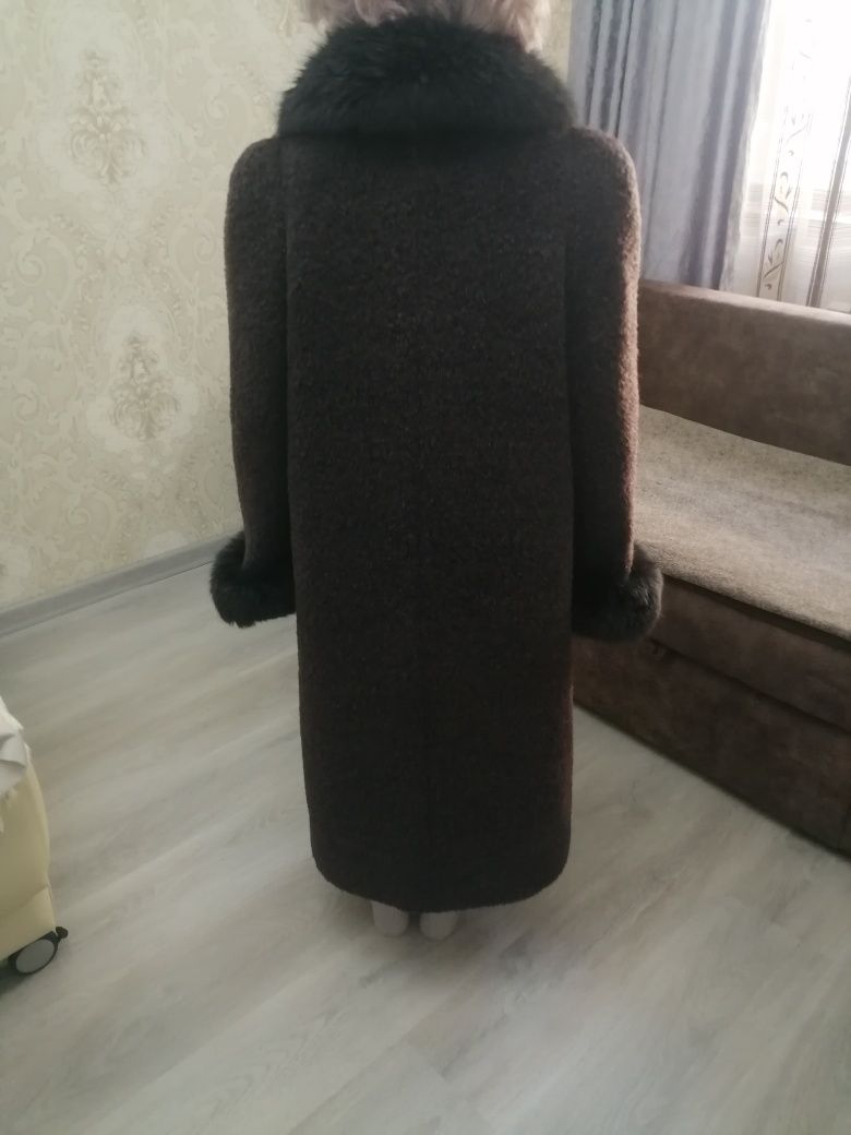Продаётся женское зимнее драповое пальто.