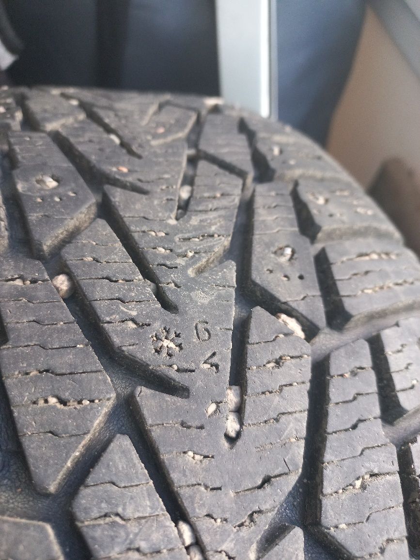 Шины"NOKIAN 7 "зимние ,шипы 205/60/16.