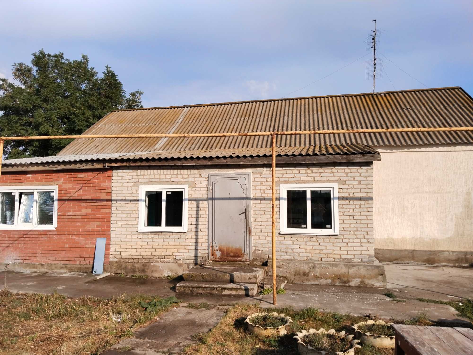 Продается кирпичный, отдельный дом в центре Бәйтерекского района.