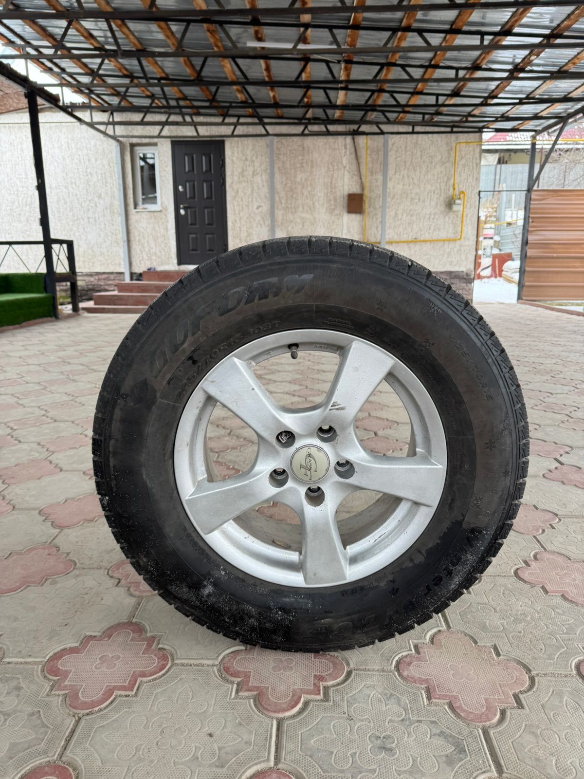 диски с шинами зимние  (Сузуки гранд витара)