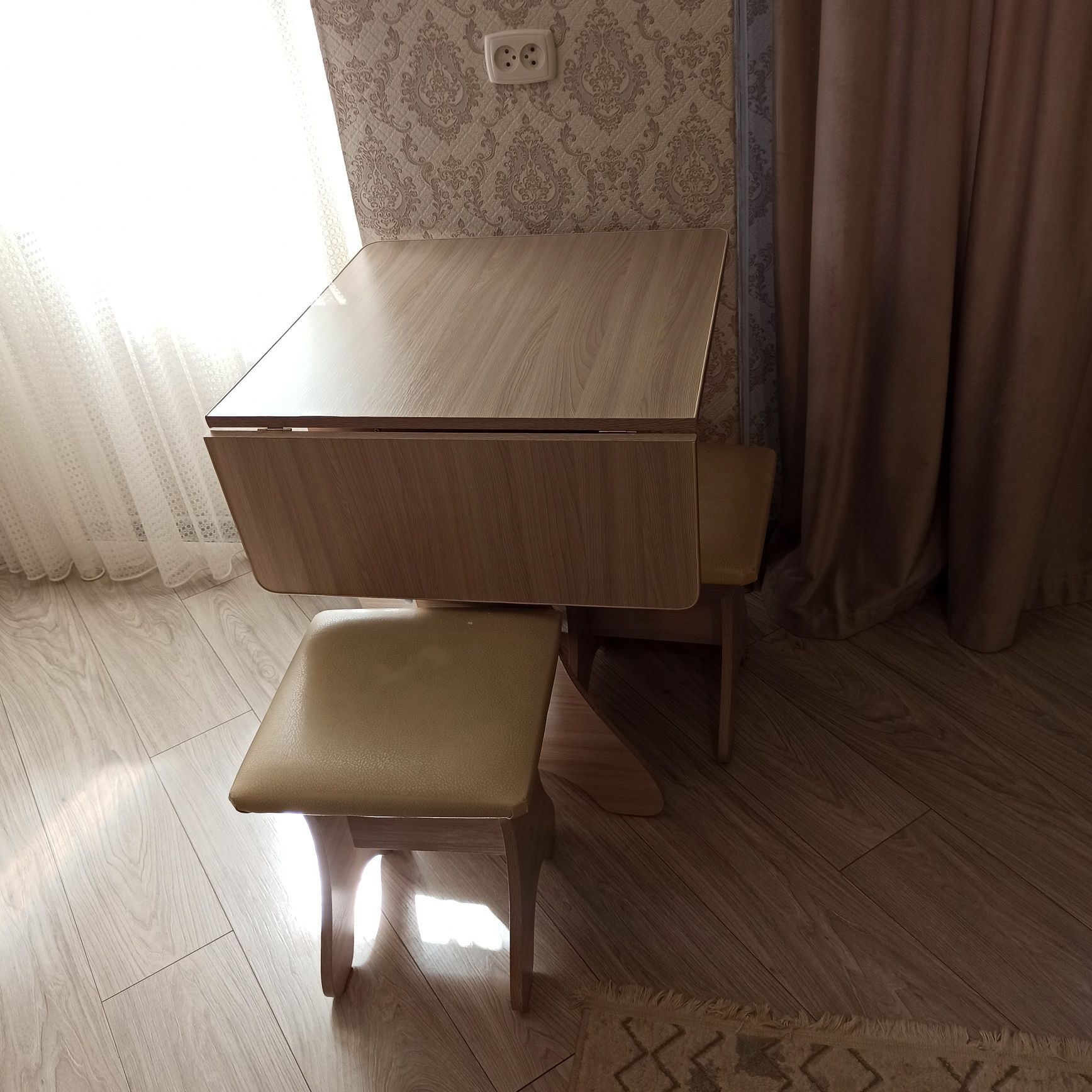 Продам кухонный стол и две табуретки