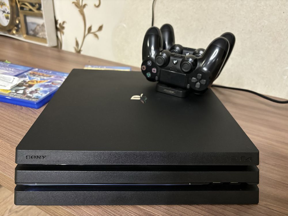 Продам PlayStation 4 + игровые диски и 2 контролера