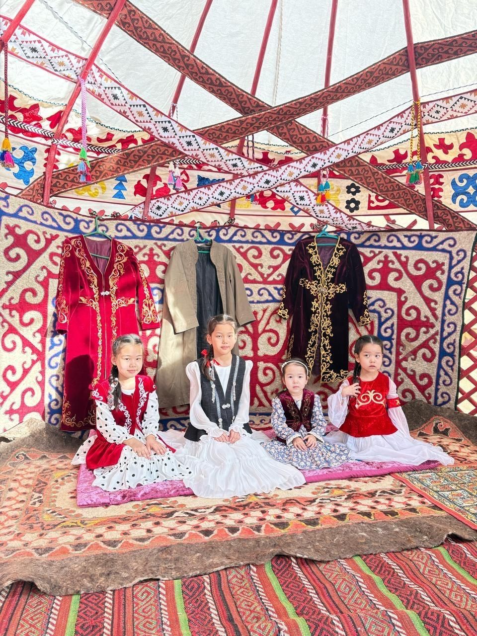 Жартылай ағаш үй сатылады, шаңырақ  уық, кереге.