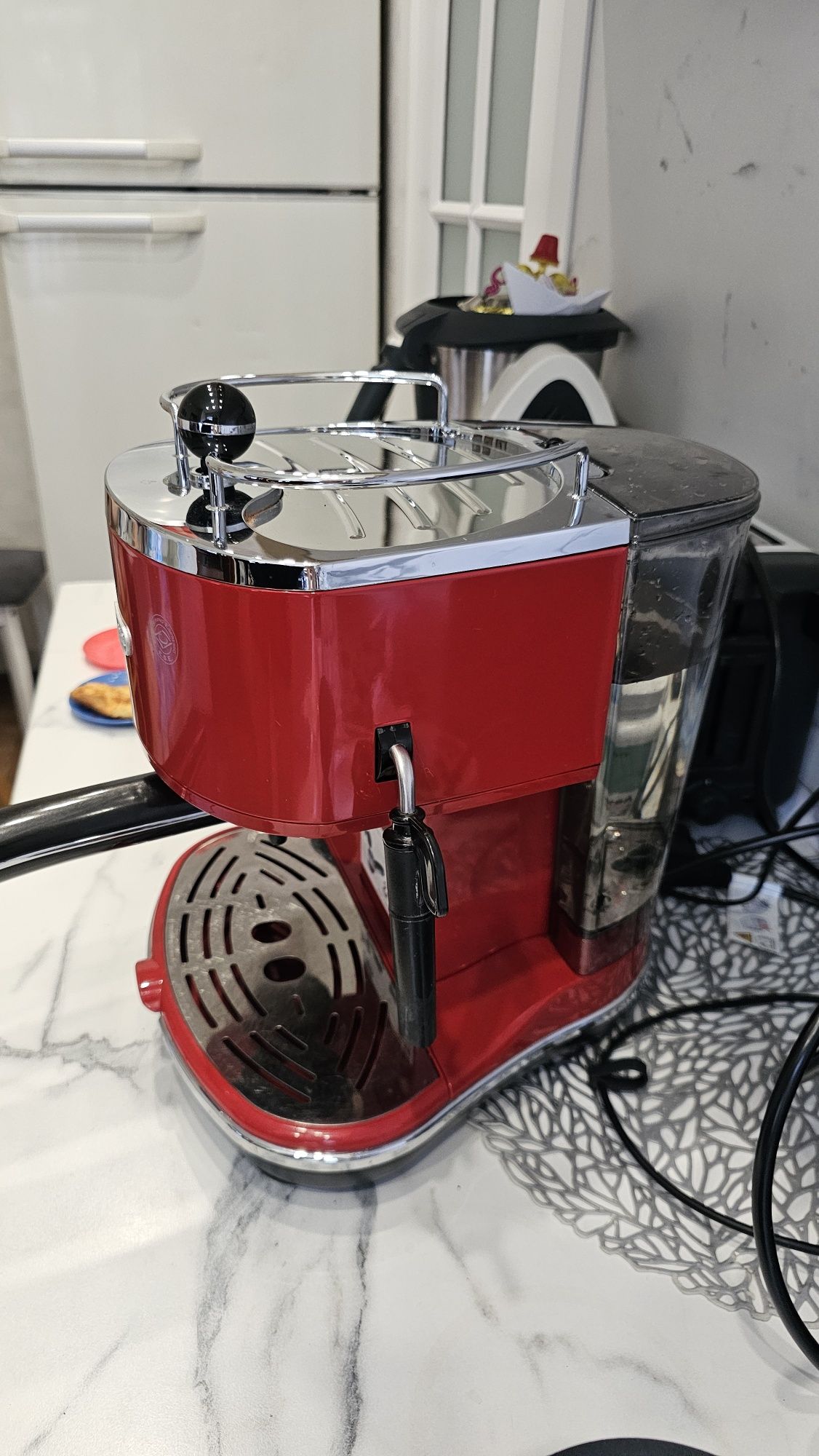 Продам рожковую кофемаши Delonghi