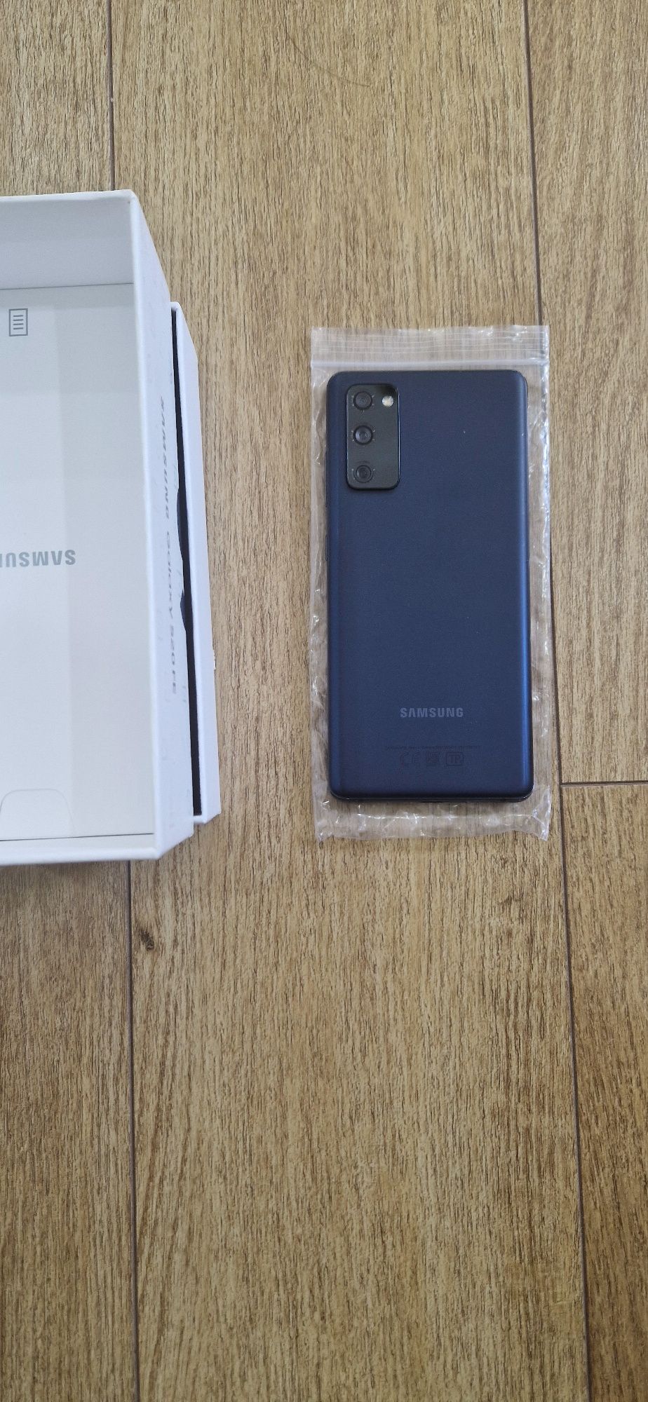 Продам телефлн SAMSUNG S20 FE