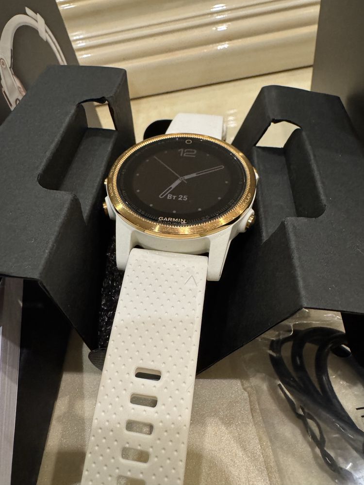 Garmin Fenix 5S Sapphire - розовое золото с белым ремешком