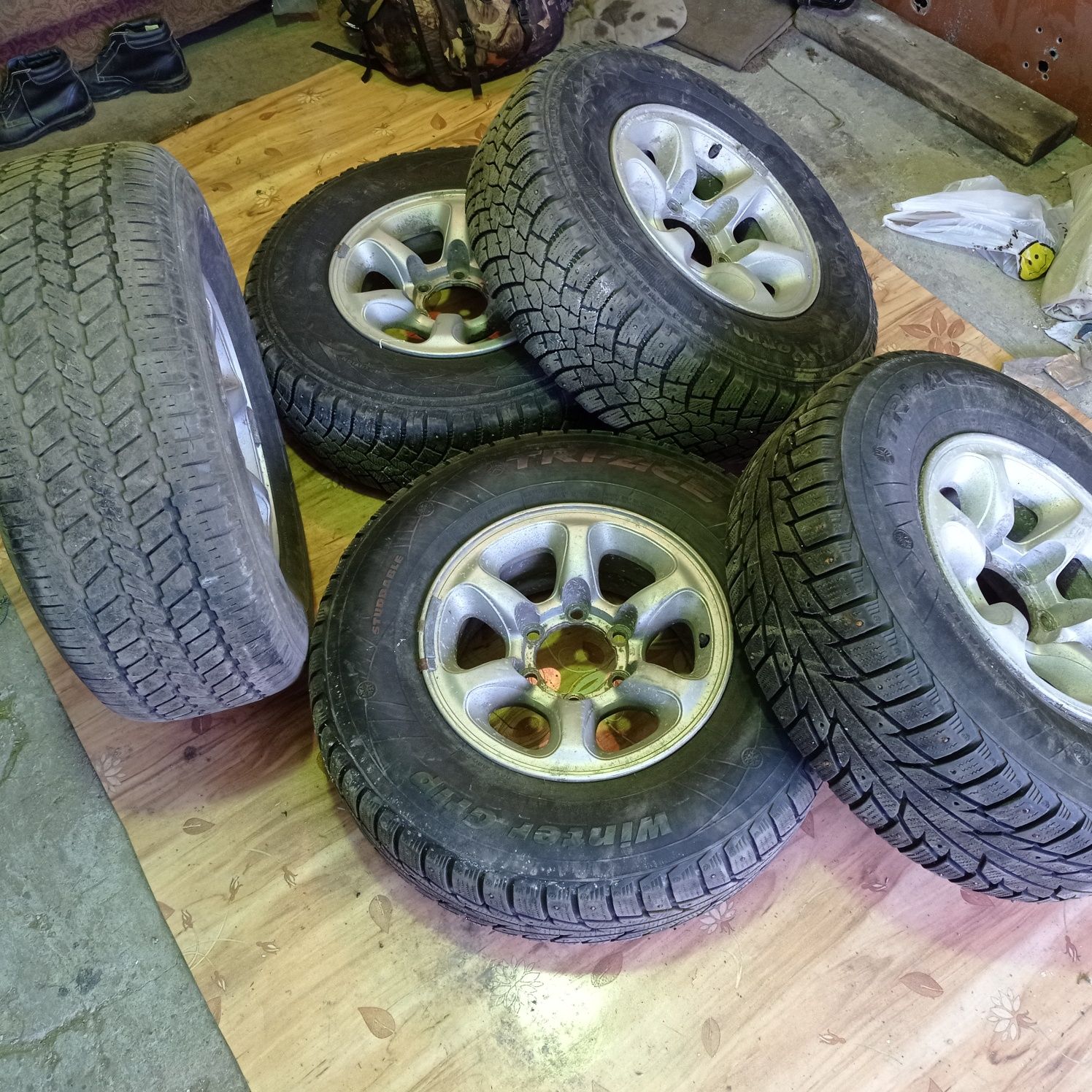 Резина 235/75 r15. Б/у, зимняя