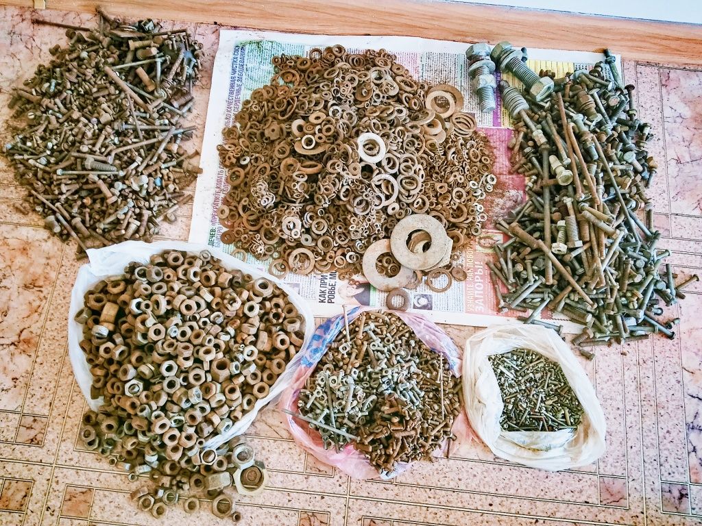 Подшипники, гайки, шайбы, болты/ винты, грайвера,пружины разные.