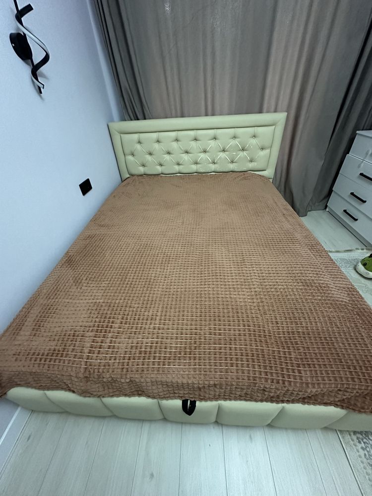 Кровать с подьемным механизмом. Матрац есть. Размер 180/200.