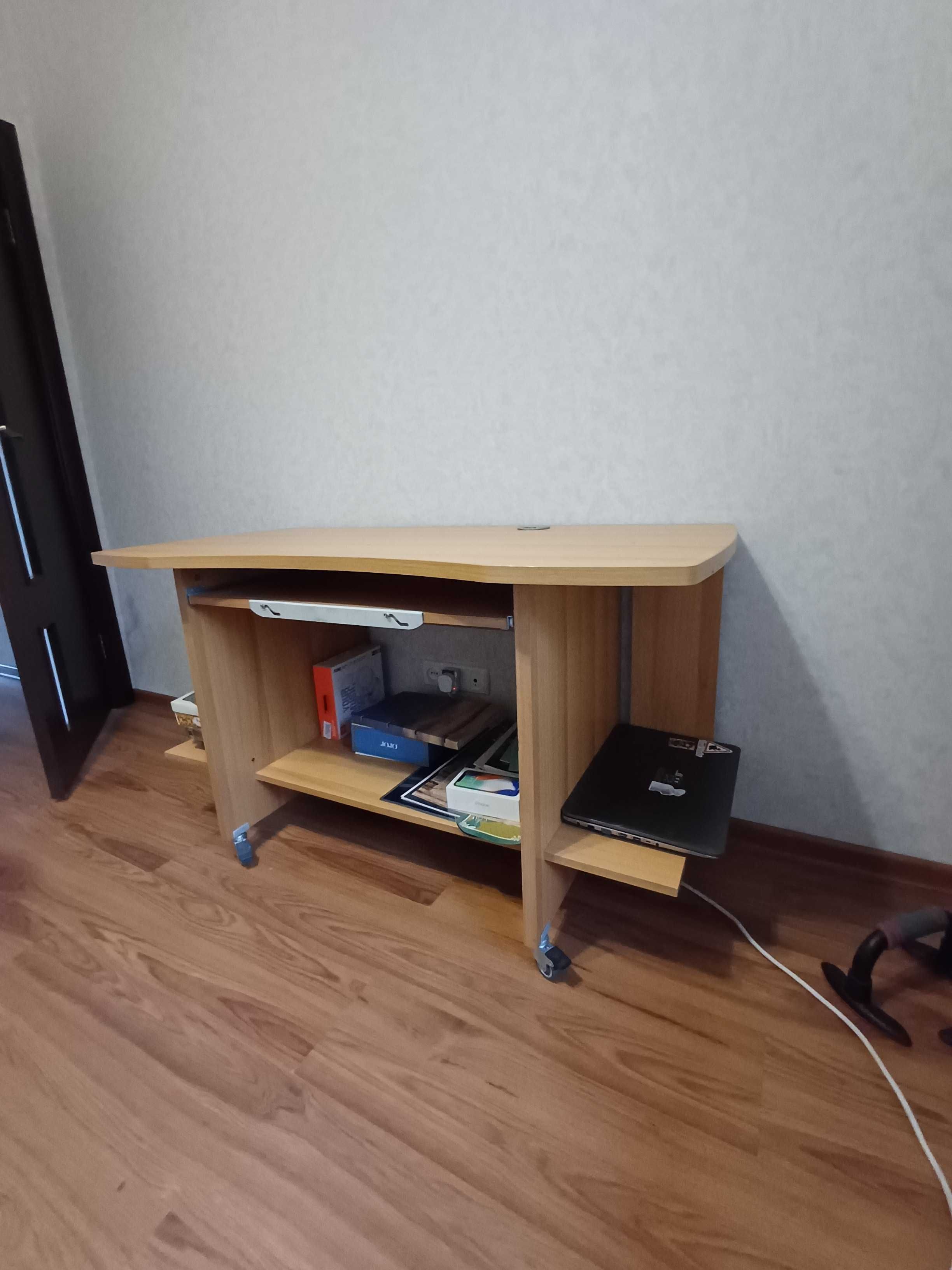 Компьютерный стол на колесиках