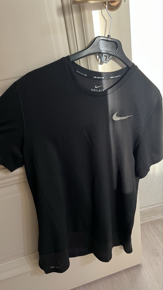 Черная футболка Nike