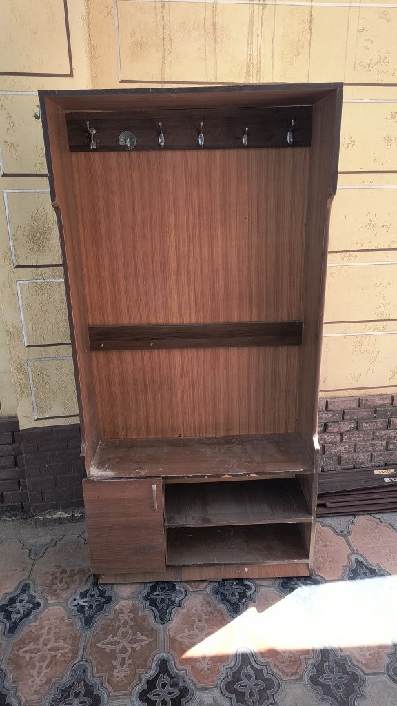 Шкаф в прихожую в хорошем состоянии