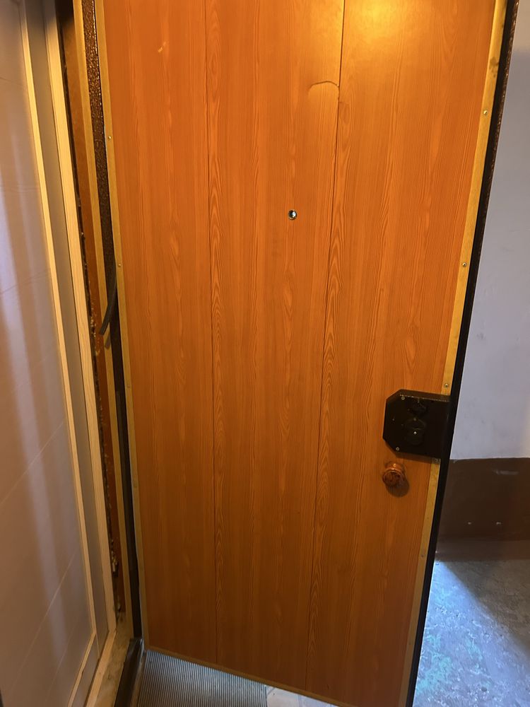 Продам две двери