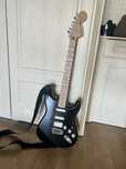 Электрогитара Squier Affinity Stratocaster вместе с комбоусилителем