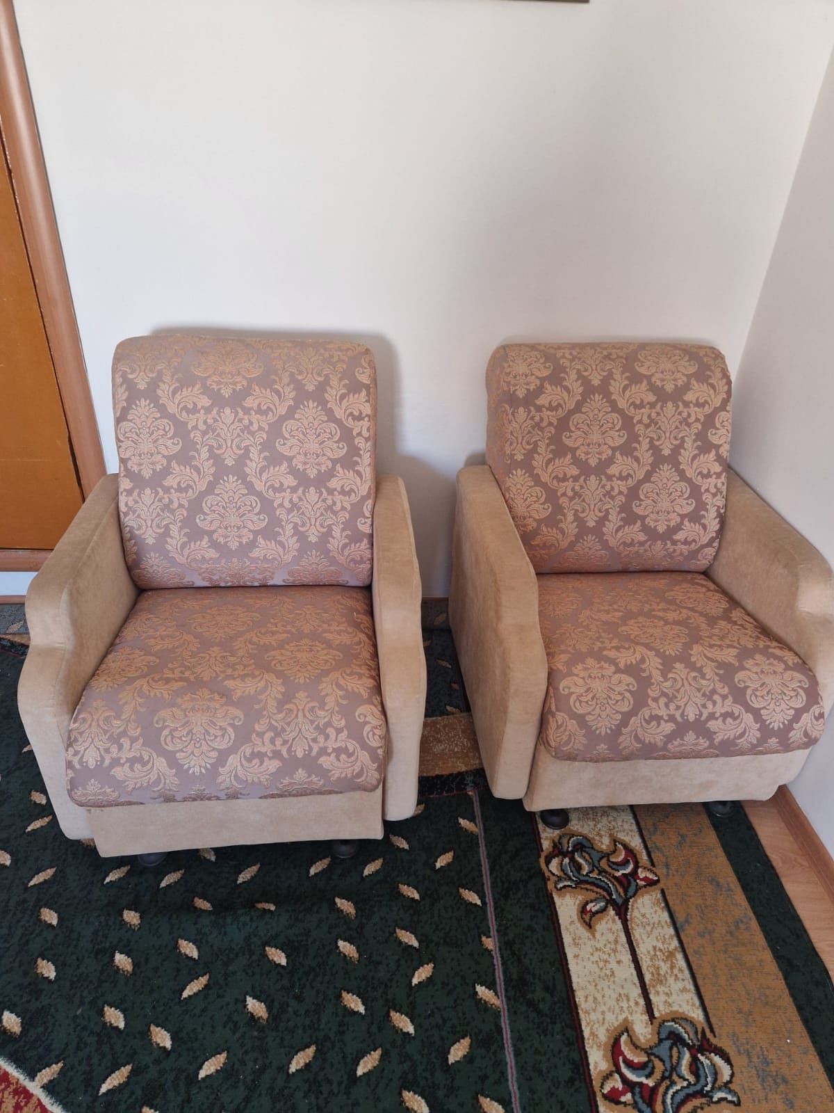 Продам стол и два кресла
