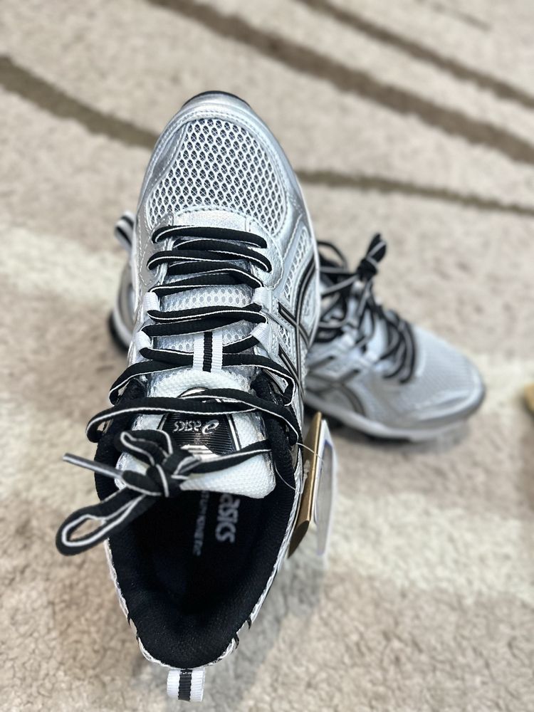 Продам Кроссовки Asics