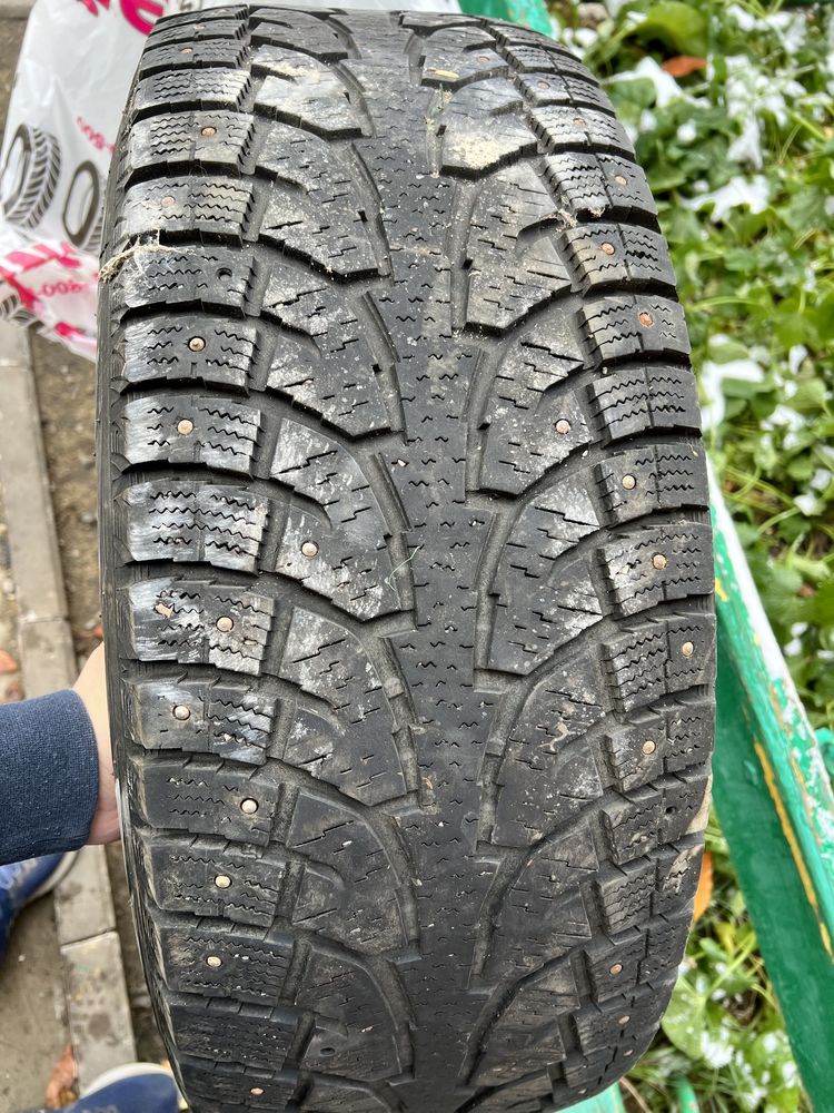 Продам резину зимнюю с шипами Hankook
