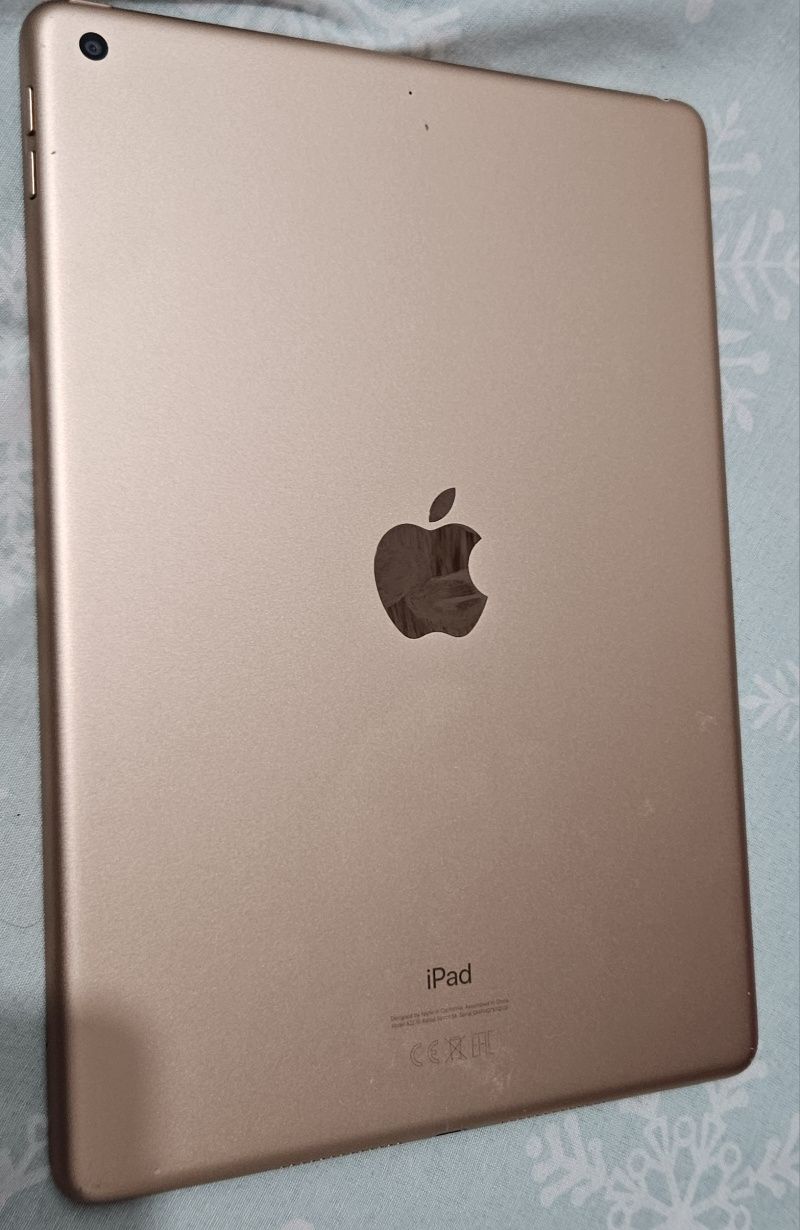 Продам Айпад 10.2" 2021 8-го поколения.