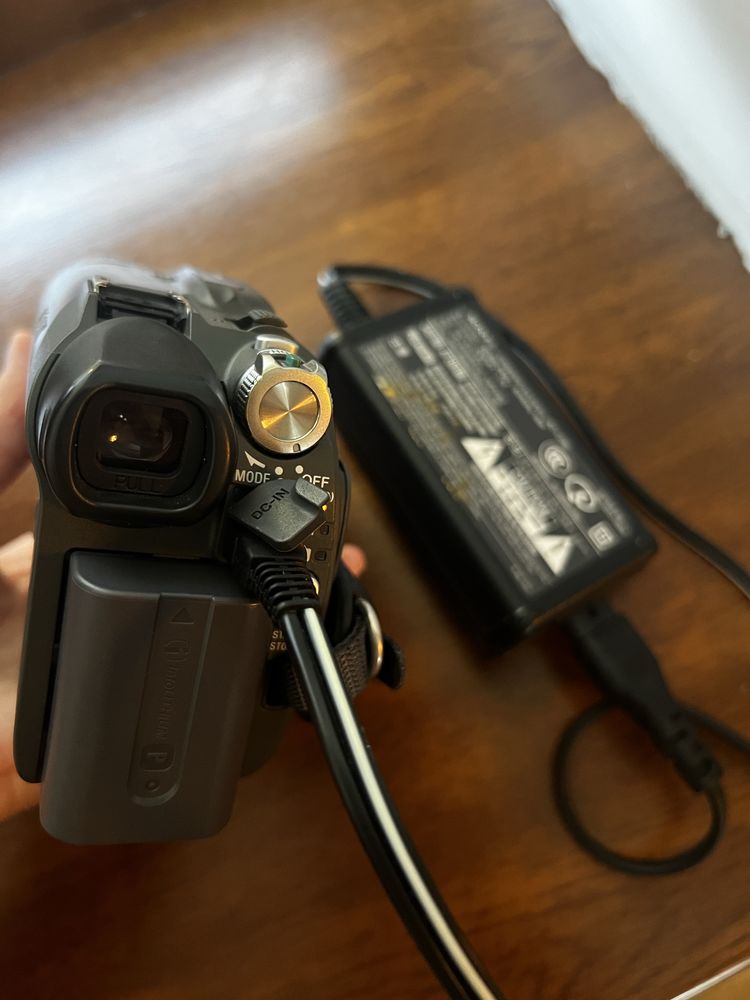Цифровая кассетная видеокамера Sony Handycam