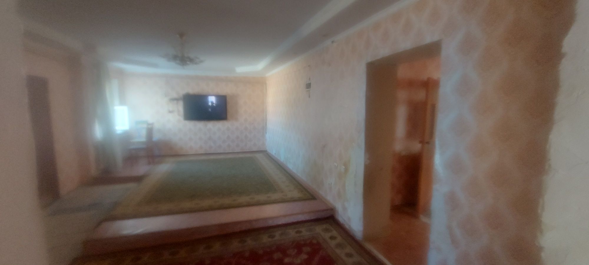 Қызыл төбеден Абай көше Үлке үй сатылады орташа ремонт керек или аусты