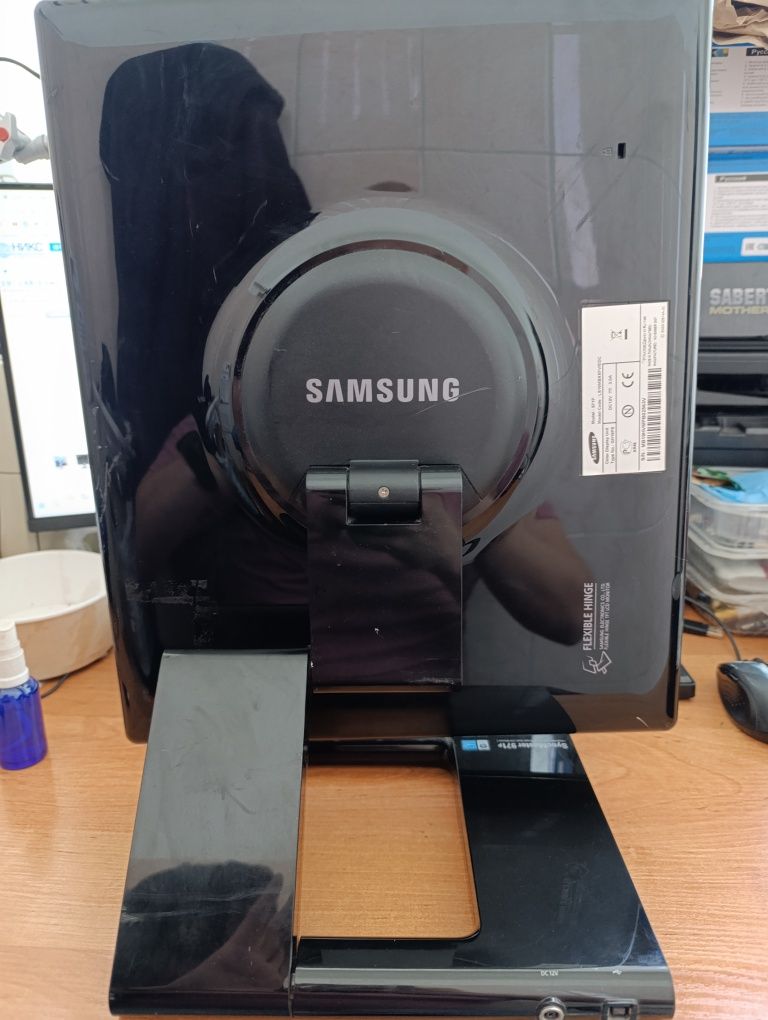 Продам монитор 19" (48.3 см) Samsung