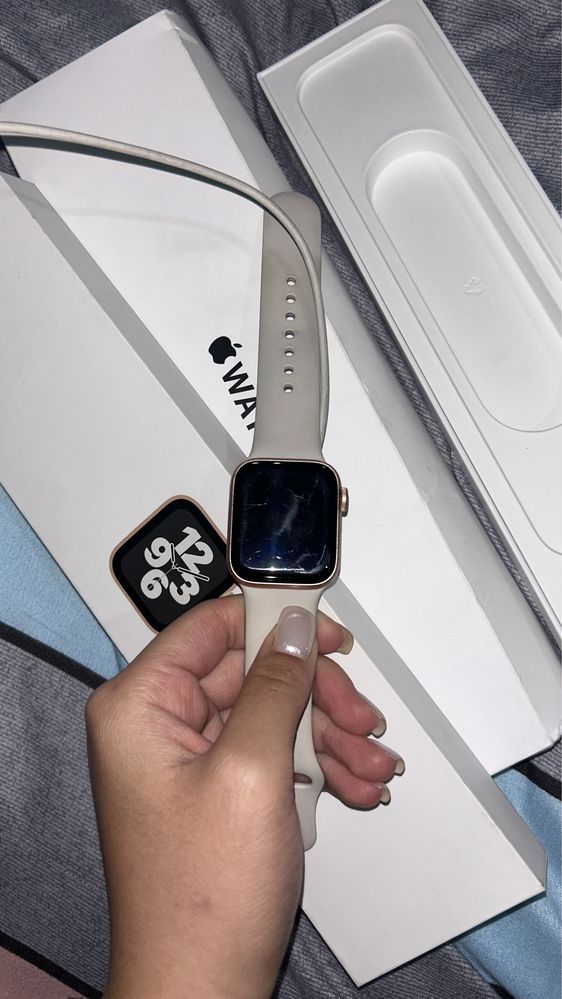 Apple Watch SE 40 mm в розово-золотистом цвете