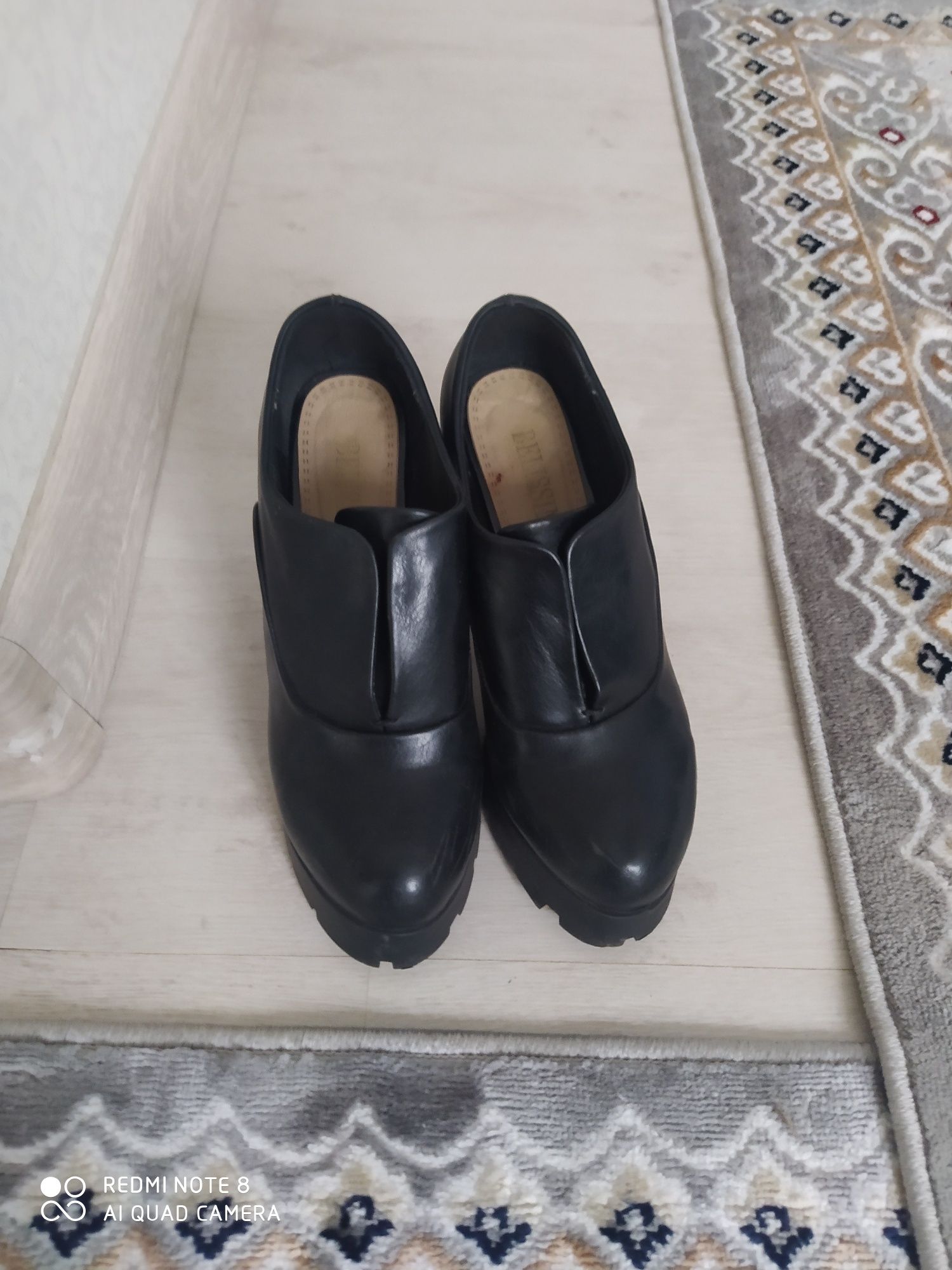 Срочно продаю туфли на высоких каблуках, недорого.