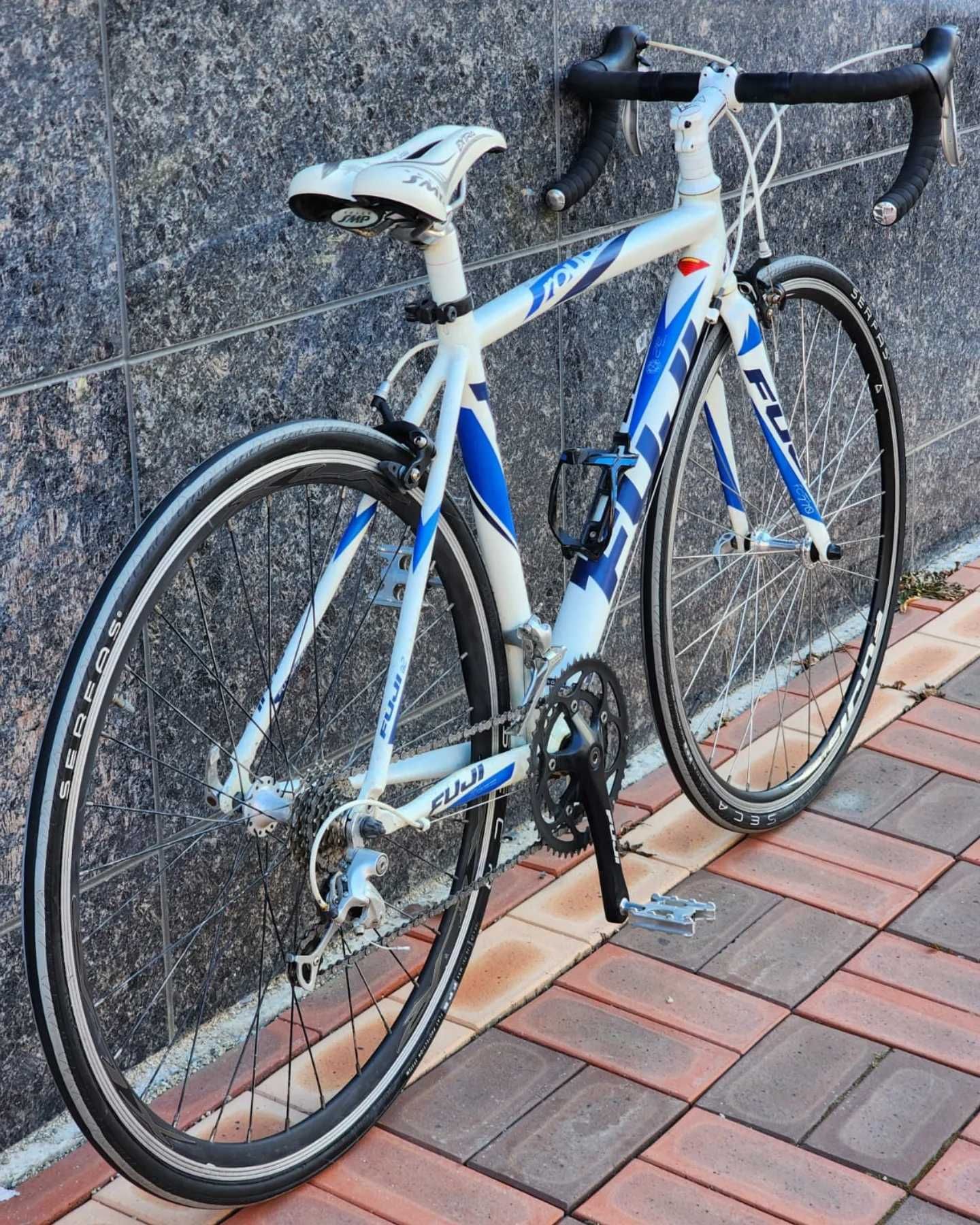 Шоссейный велосипед Fuji Roubaix 3.0. Горный велосипед: CELLO CXC2000.