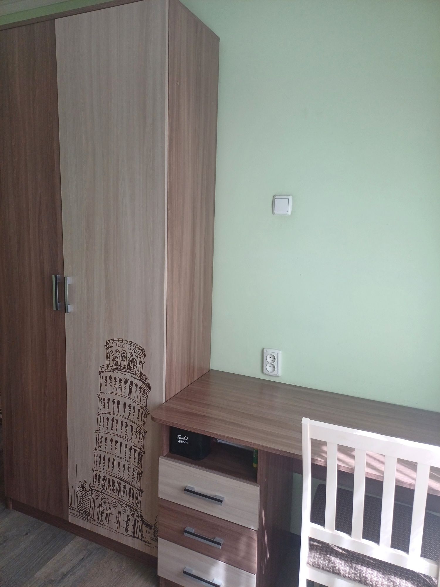 Продам шкаф и письменный стол б/у, но в отличном состоянии
