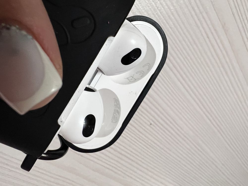 Оригинал.Продам новые наушники AirPods