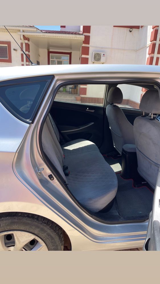 Hyundai accent машина