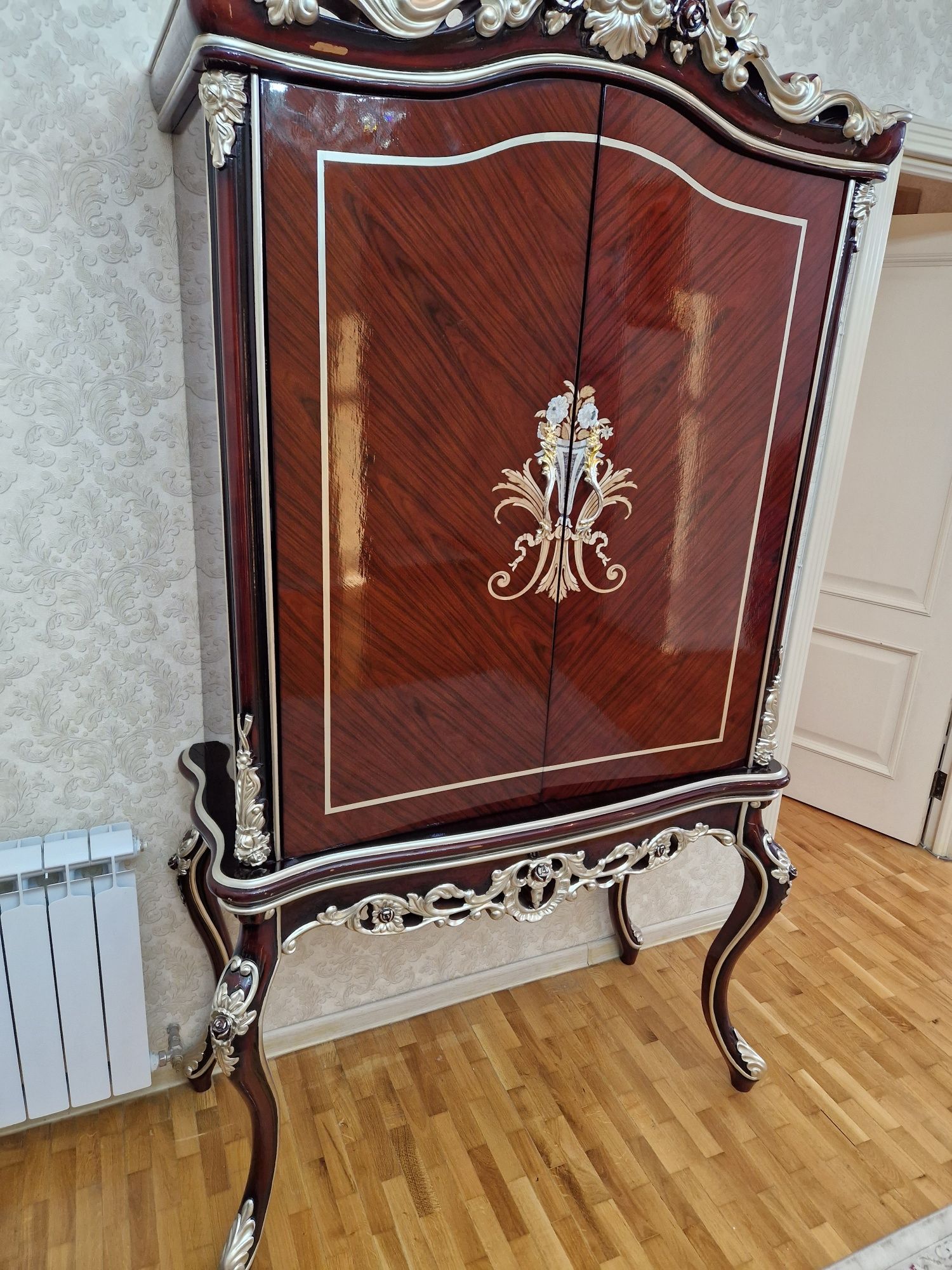 Комплект мебели из красного дерева,16 единиц.