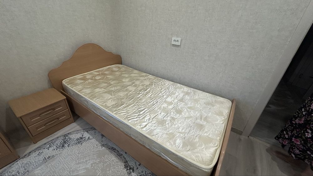 Кровать с матрасом