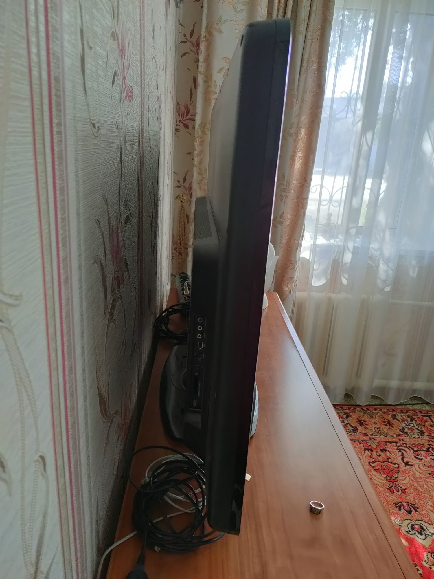 Европейская сборка телевизор большой Philips. Диагональ 110 см.