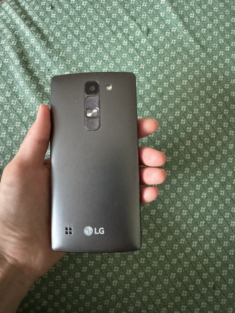2симчатый сотовый LG Spirit H422