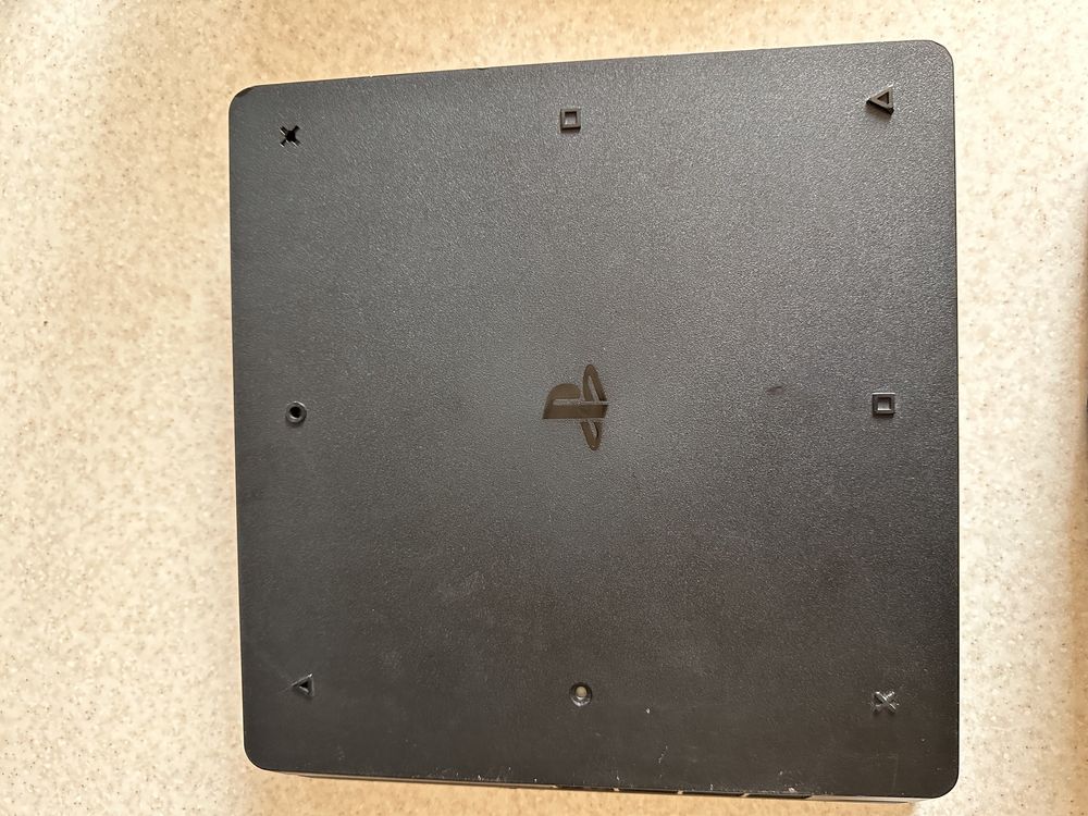 Продам игровую приставку Sony PlayStation 4