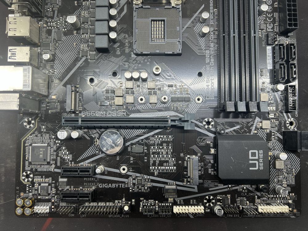 Материнская плата LGA1200 Gigabyte B560M DS3H видеальном состоянии