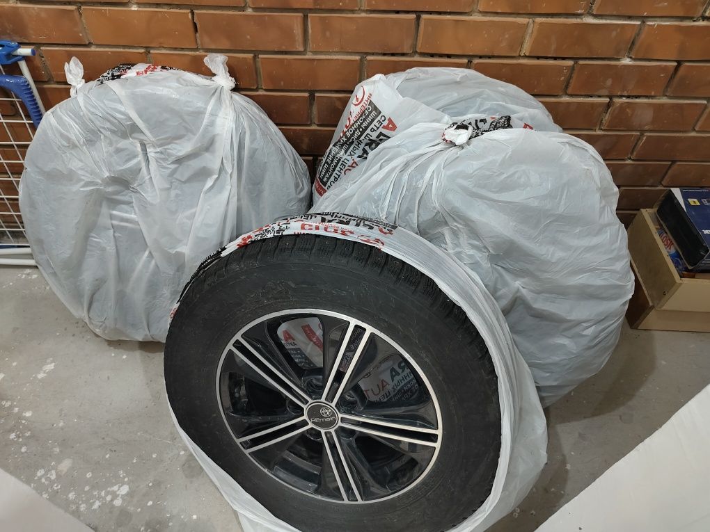 Продаю шины с дисками 215/65 R16