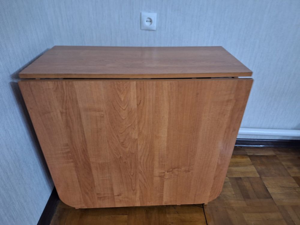 Стол . В хорощем состоянии