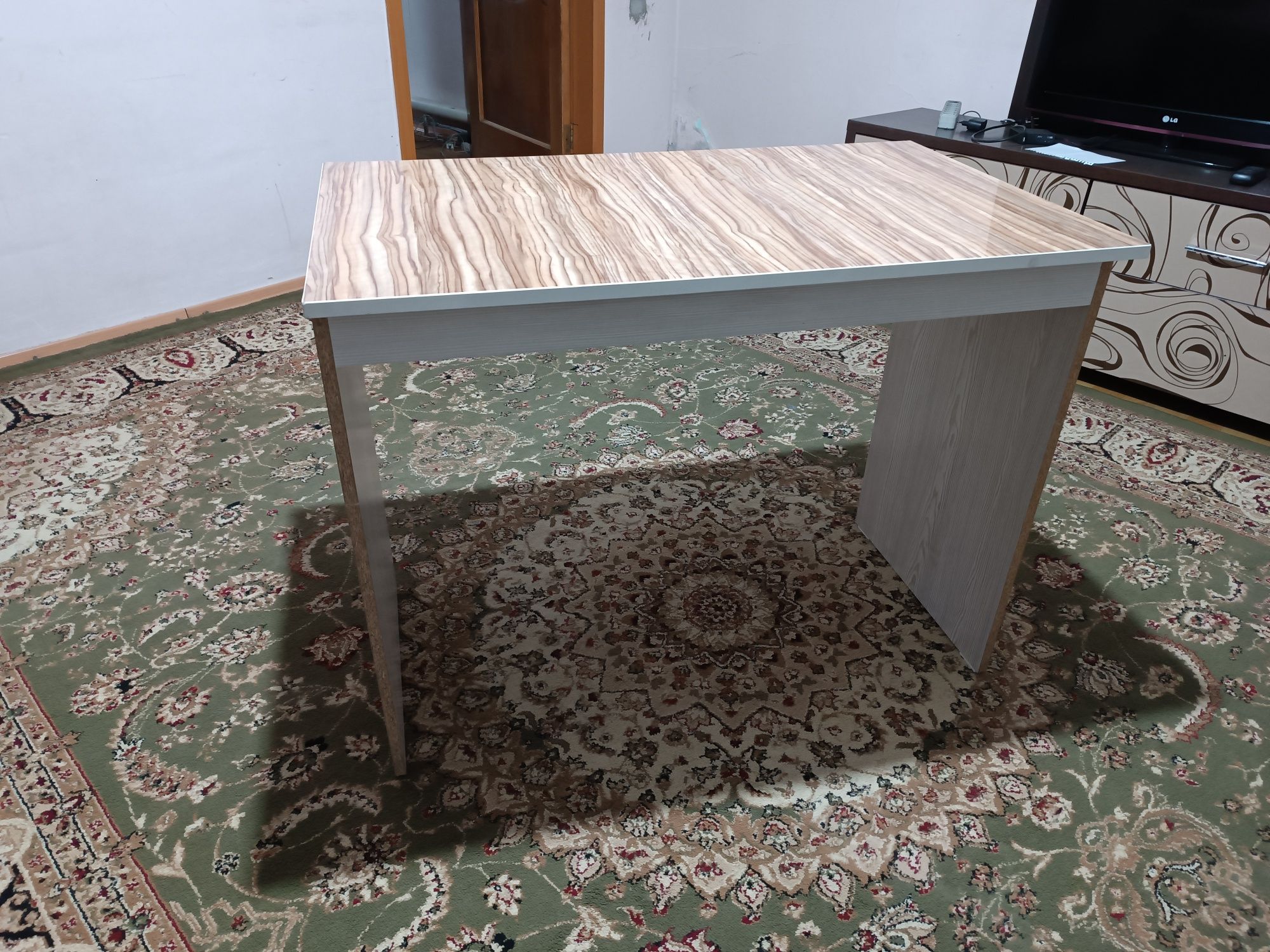 Продам столики, парты