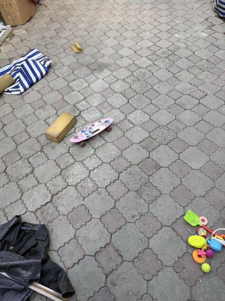 Отдам  плитку со двора и старые вещи