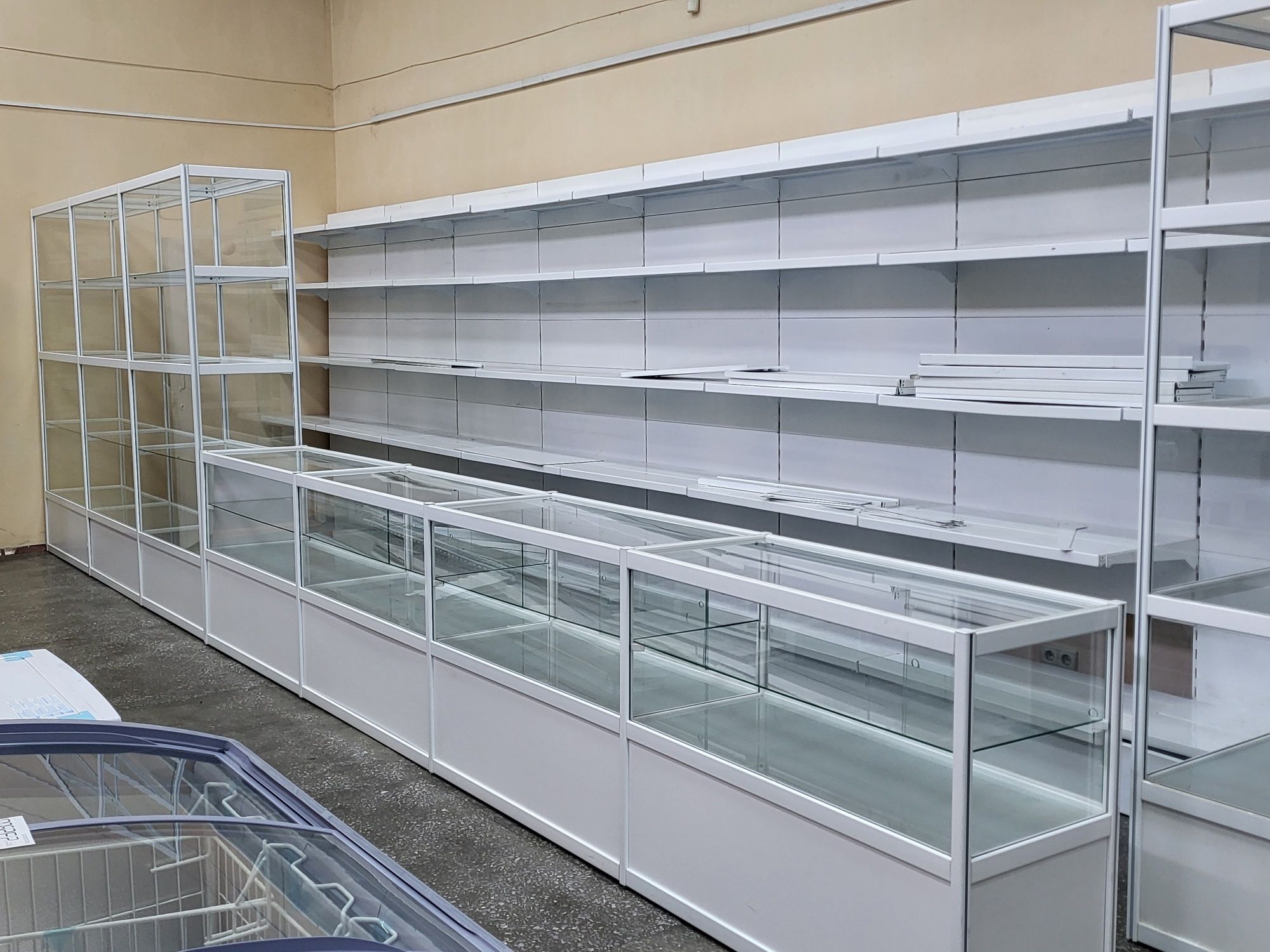 Сдам в аренду торговые площади с оборудованием в магазине Оазис.